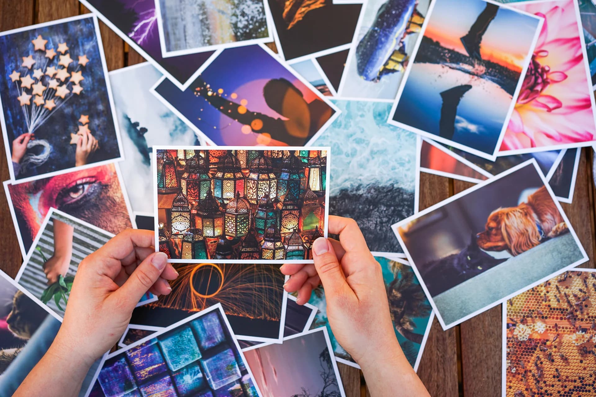 Hände halten eine Bildkarte mit vielen ausgelegten Karten